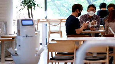 Un chelner robot preia comenzi, face cafea și servește clienții cu băuturi