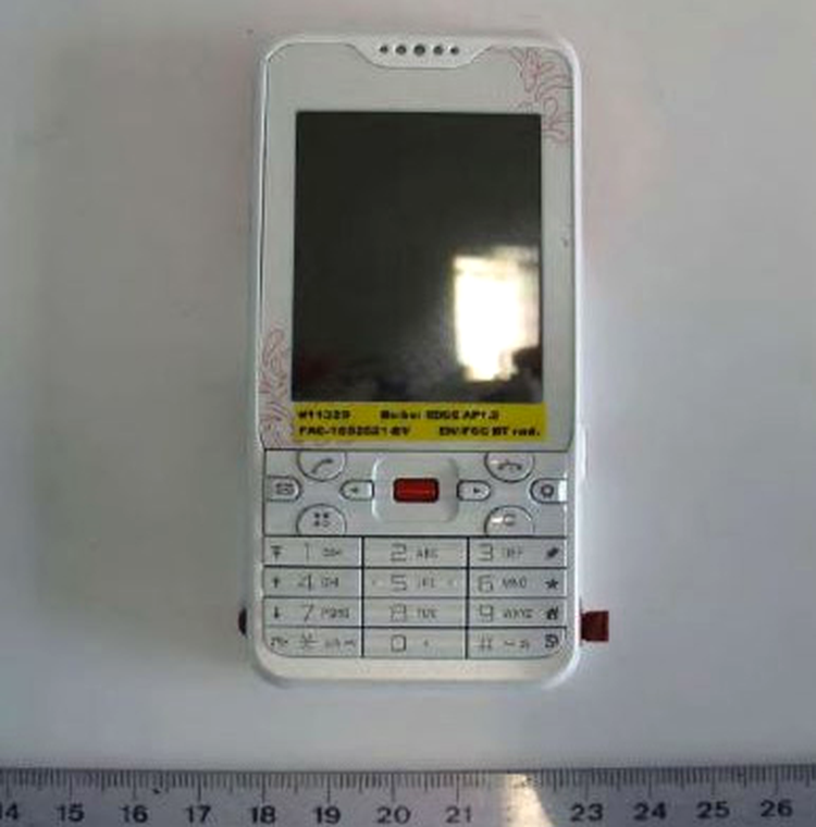 Sony Ericsson G702 - criticat pentru aspect
