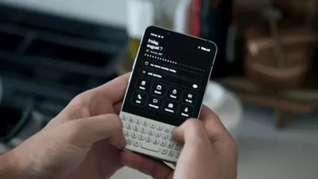 Minimal a prezentat Phone 2, noul model cu ecran OLED de 3,92 inci și tastatură QWERTY