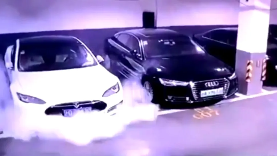 Acumulatorul unui vehicul Tesla Model S a luat foc într-o parcare subterană