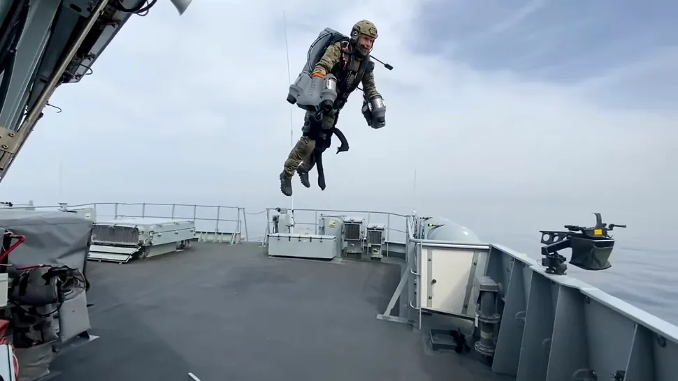 Marina Britanică folosește jetpack-uri în exerciții militare anti-piraterie. VIDEO
