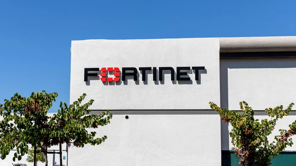 Alertă cibernetică majoră: Breșă critică de securitate în serverele de e-mail Fortinet, exploatată activ de hackeri