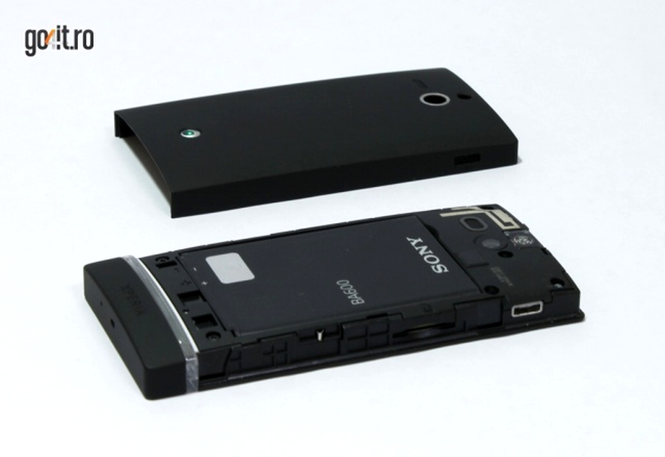 Sony Xperia U nu are slot microSD