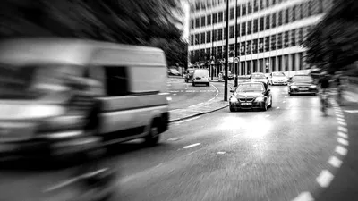 Londra testează iluzii optice pentru a determina maşinile să reducă viteza