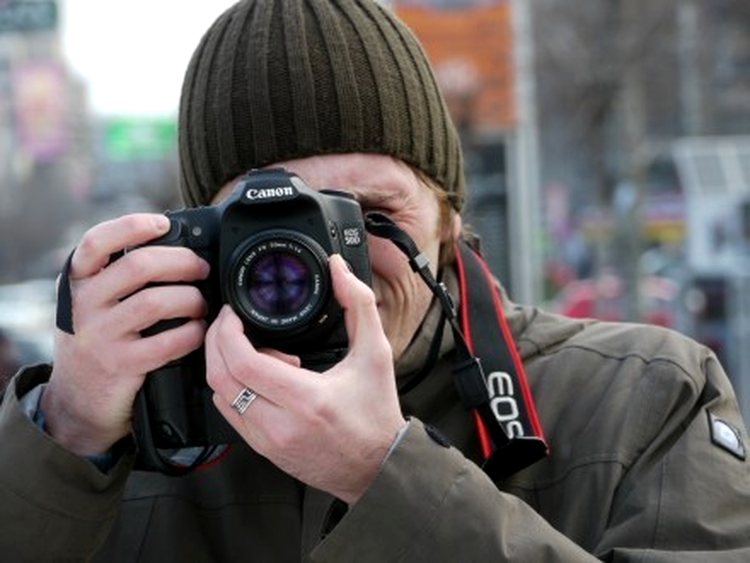 Fotograf pe stradă - imagine realizată cu Panasonic GH1