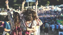 Studiu: „Generația căștilor” ajunge tot mai des la medic. Festivalurile pot accelera problemele de auz