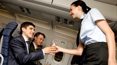 De ce stewardesele ar prefera să nu comanzi Coca-Cola Zero