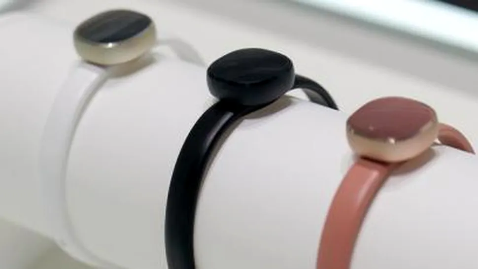 Samsung a lansat Charm, un dispozitiv de fitness minimalist pentru femei