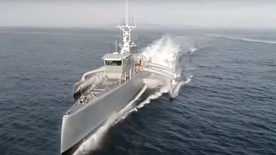 Nava dronă testată de Marina SUA poate sta mai multe luni pe mare fără echipaj la bord