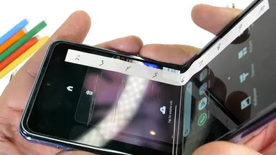 Protecţia de „sticlă” de pe Samsung Galaxy Z Flip nu este mai puternică decât plasticul. VIDEO