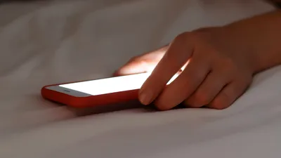 De ce ne stricăm somnul uitându-ne la telefon în pat?