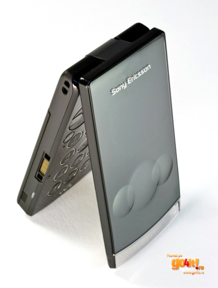 Sony Ericsson W980 - un telefon cu clapeta pentru pasionatii de muzica