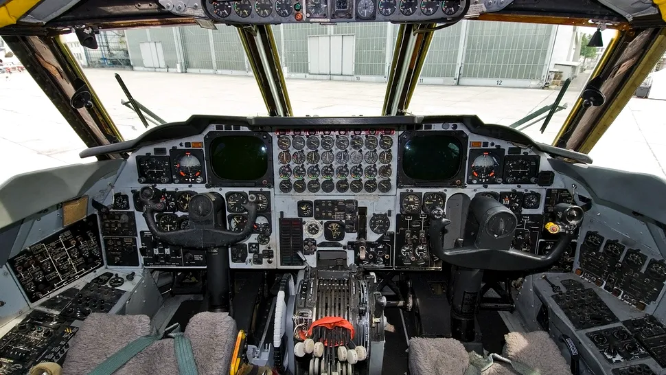 Un avion militar, aflat de 60 de ani în serviciu, primește primele sale porturi USB