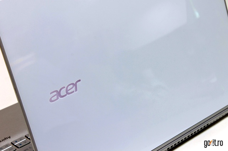Acer Aspire S7 (393): sigla iluminată de pe capac