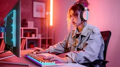 Philips Evnia 32M2N8900P, monitor de gaming competitiv 4K QD-OLED la 240 Hz