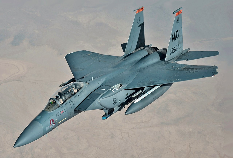 avion f-15e strike eagle in zbor