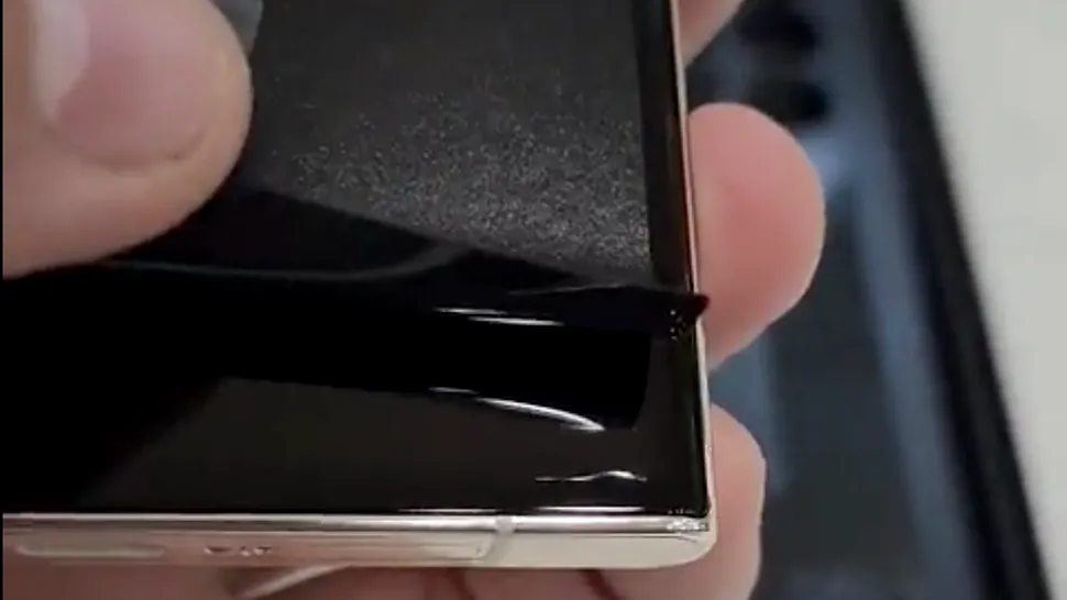 Utilizatorii de Galaxy S23 Ultra raportează defecțiuni la ecran. Samsung spune că urmele nu reprezintă o problemă