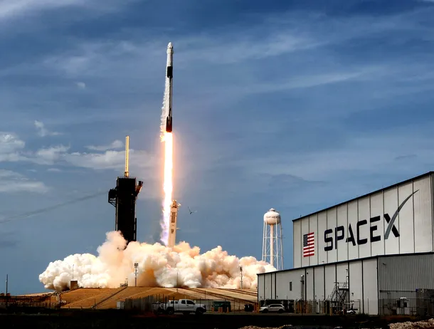 SpaceX amână planurile privind Marte. Compania lui Elon Musk se concentrează pe aselenizarea din 2027