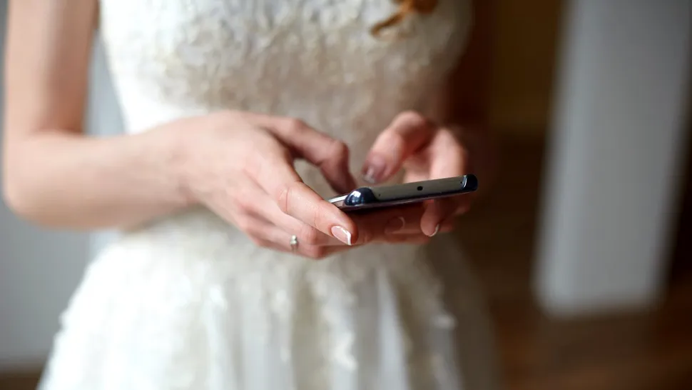 Un tânăr a divorţat de soţie deoarece în noaptea nunţii femeia a stat prea mult pe telefon