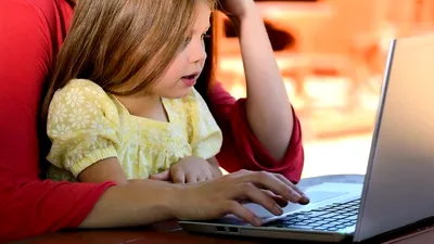 (P) Tu ştii ce mai face copilul tău pe internet? Unul din trei vizitează site-uri pentru adulţi, şantajul sexual vizează inclusiv copii de şapte ani (VIDEO)