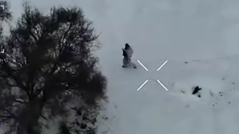 12 drone FPV pentru un singur soldat rus. Caz extrem filmat pe frontul din Ucraina