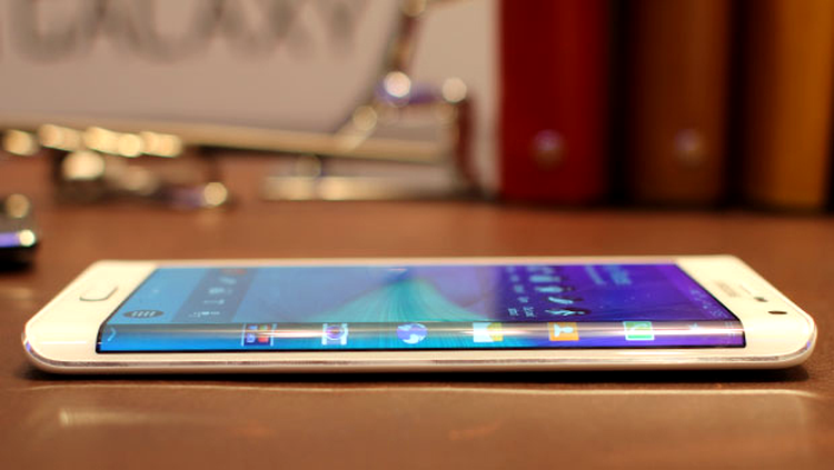 Samsung ar putea lansa un model Galaxy S6 Edge, inspirat de Galaxy Note Edge