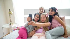 Telefoanele, folosite frecvent pentru calmarea copiilor, pot avea efecte problematice