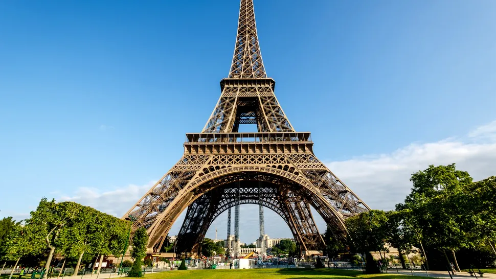 Turnul Eiffel este mai înalt cu 6 metri. Cum s-a întâmplat
