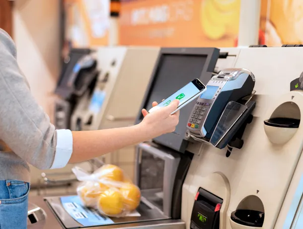 Revin casierii? Retailerii renunță la casele de marcat automate „self-checkout” după ani de furturi, erori și economii de timp iluzorii