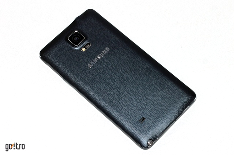 Samsung Galaxy Note 4: capacul posterior fabricat din material plastic