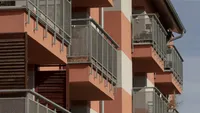 Regulă pentru românii care stau la bloc. Proprietarii care au interzis să închidă balconul