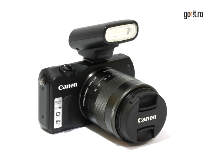 Canon EOS M cu blitzul din pachet