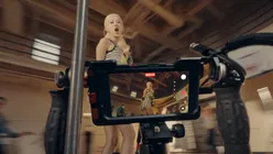 VIDEO: Apple promovează noul iPhone 18 Pro cu videoclip al ROSÉ, vedeta K-pop din Blackpink