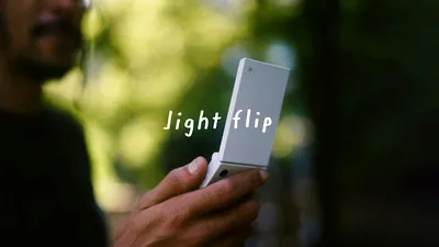 Light lansează un telefon pliabil 5G cu ecran de 2,8 inci și fără aplicații de social media - VIDEO