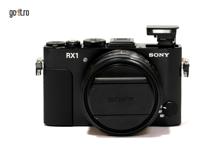 Sony RX1 cu blitzul integrat ridicat