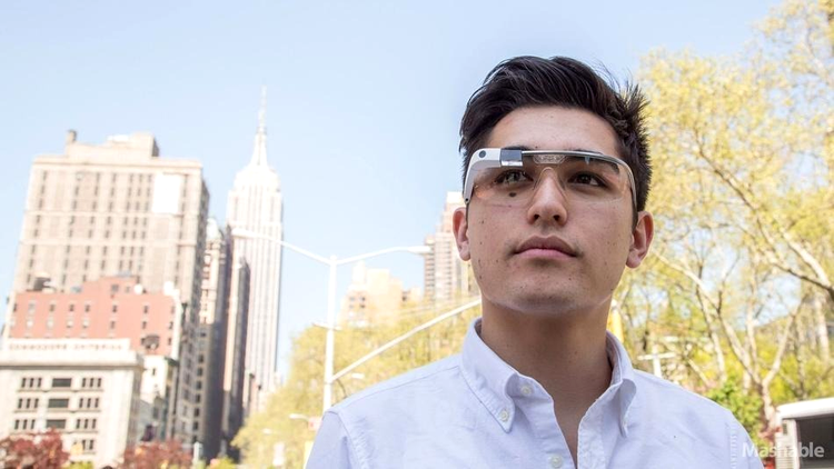 Ochelarii Google Glass îşi fac intrarea pe Facebook, Google+, Twitter  şi Thumblr