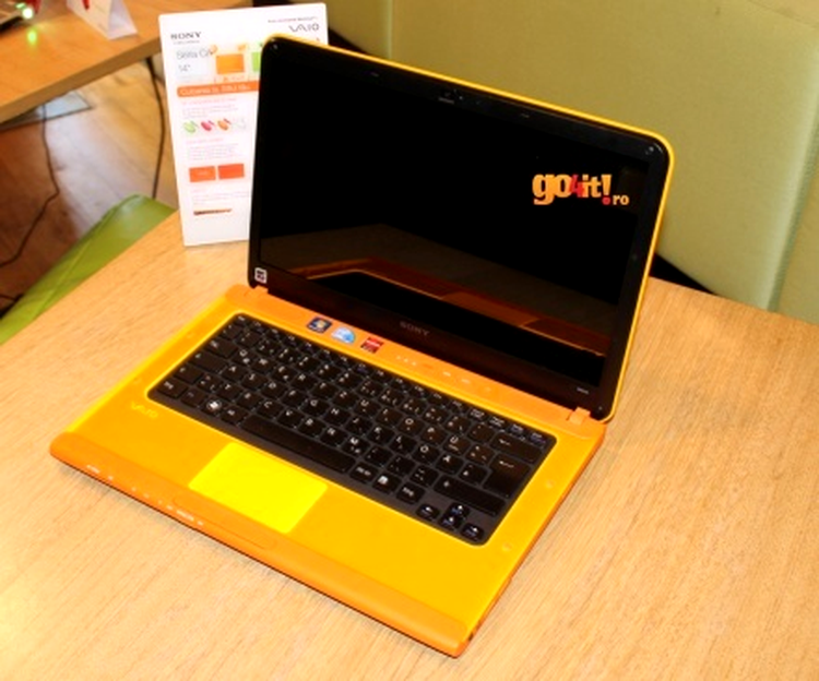 Sony VAIO CA cu carcasa portocalie