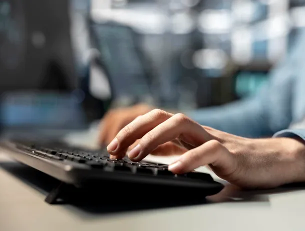 Inteligență artificială gratuită pentru studenții din România: AWS extinde accesul la instrumentul de software engineering Kiro