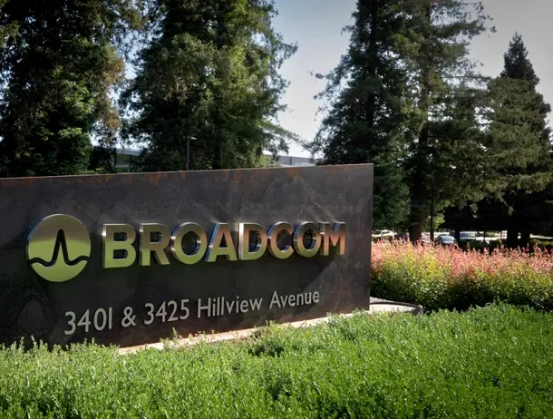 Broadcom pariază pe cipuri AI personalizate și așteaptă venituri de 100 de miliarde de dolari până în 2027
