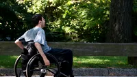 Un dispozitiv care se alimentează din clipit le permite pacienților paralizați să-și controleze scaunul cu rotile