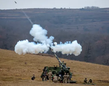 VIDEO / EXCLUSIV | „Fuga” este cheia: Cum sunt protejate obuzierele de tip „tragi și fugi” CAESAR din România de drone, conform unui general francez: „Mobilitatea conferă acestei arme o protecție excelentă”