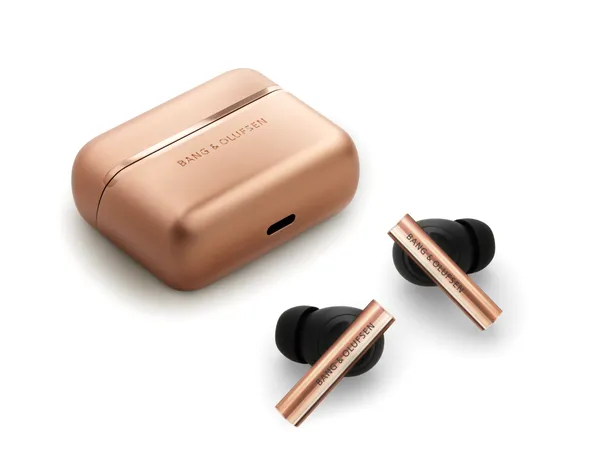 Bang & Olufsen lansează căștile Beo Grace în nuanța Honey Tone. Prețul este pe măsura pretențiilor