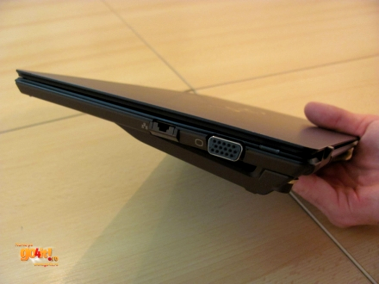 Sony VAIO X cu bateria adiţională ataşată