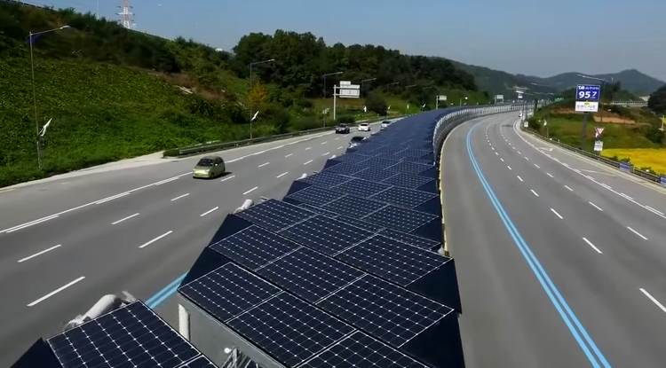 Prima autostradă ˝verde˝, cu pistă pentru biciclişti şi panouri solare pentru umbră