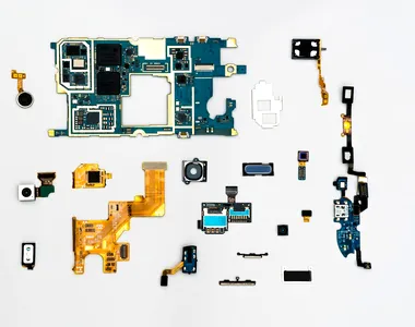 ANALIZĂ | Cum afectează prețul petrolului industria electronicelor: Barilul de 100 de dolari va duce la gadgeturi mai scumpe