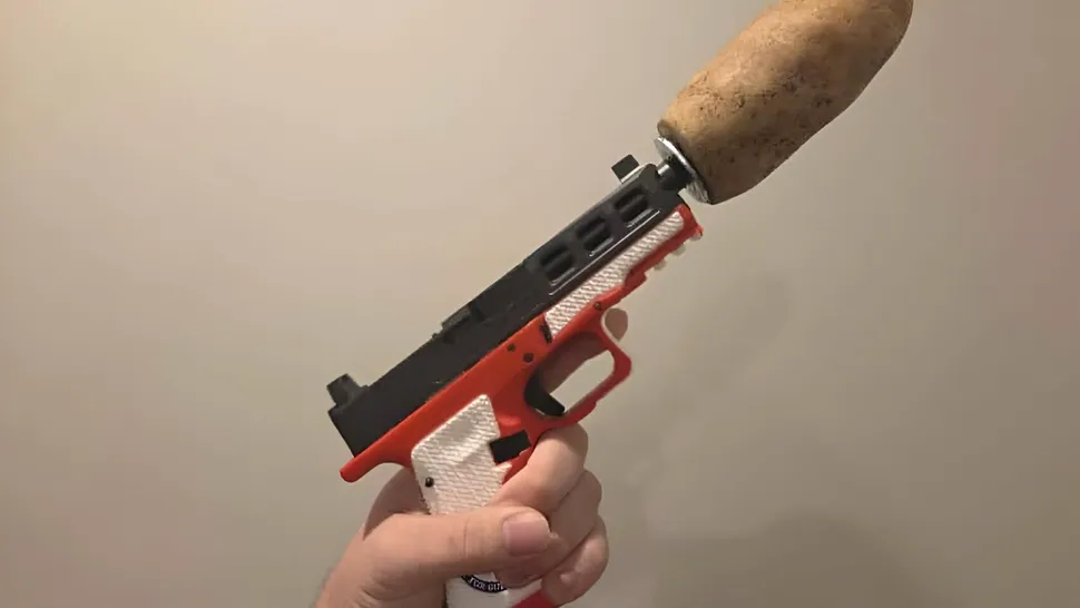 FOTO | Un bărbat a înregistrat cu succes un cartof ca amortizor funcțional pentru arme. Portița, lăsată de o lege Trump