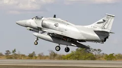O legendă este retrasă din serviciu: A-4 Skyhawk, avionul care a scufundat un distrugător britanic în Falklands, înlocuit de F-16