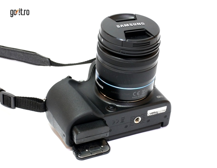 Samsung NX20 oferă acces la card şi baterie de pe trepied