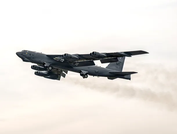 De ce mai folosesc Forțele Aeriene ale SUA B-52, un avion vechi de 70 de ani?