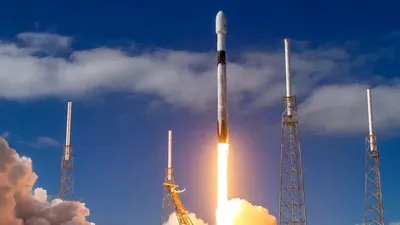 SpaceX a stabilit un nou record: a lansat încă 60 de sateliți Starlink refolosind o rachetă a șaptea oară